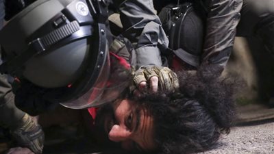 شرطة الاحتلال تقمع مسيرة لليسار الإسرائيلي ونشطاء سلام في حي الشيخ جراح بالقدس