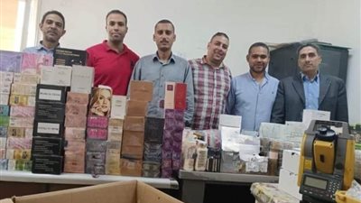    جمارك سفاجا تضبط 19 محاولة تهرب جمركي لأقراص مخدرة وأسلحة بيضاء وهواتف محمولة