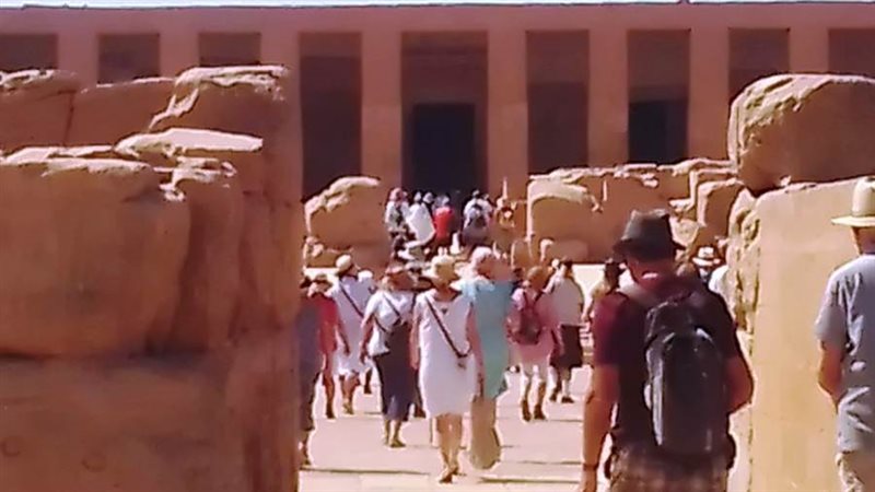 جانب من السياح