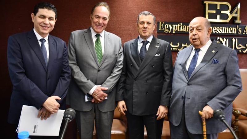 وزير السياحة يلتقي