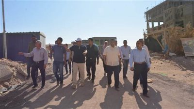 محافظ الوادي الجديد يتفقّد سير الأعمال بمجمع المصالح الحكومية المميكن  