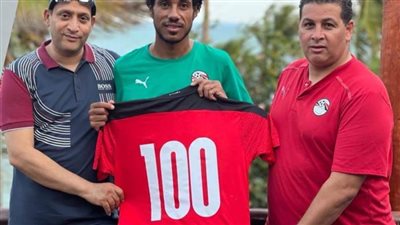 بعثة الشاطئية تحتفل بوصول مصطفى شيكا إلى 100 مباراة دولية