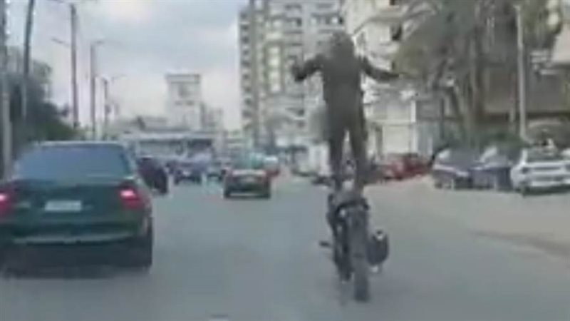 شاب يقود دراجة بخارية