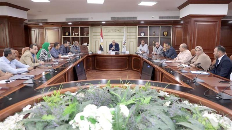 اجتماع محافظ بنى