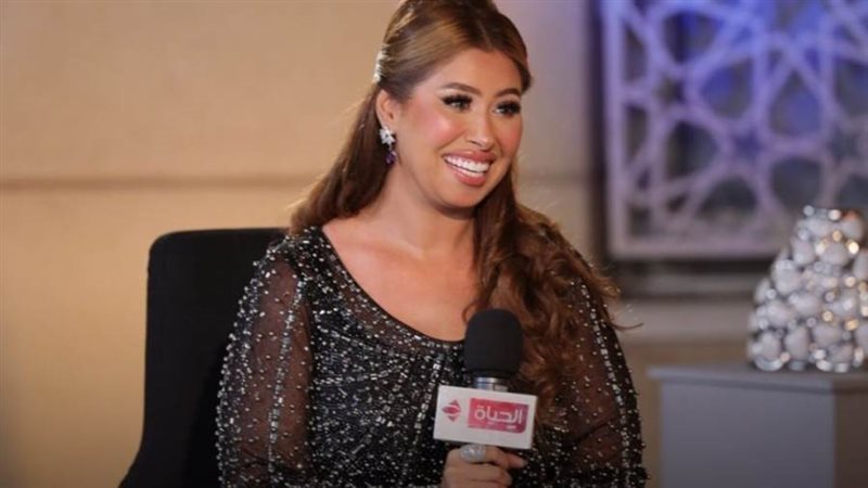 المطربة إيناس عز