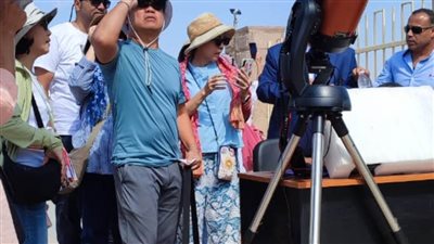 زائرو الكرنك يشاهدون ظاهرة الكسوف الجزئي للشمس