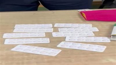 جمارك مطار برج العرب تضبط محاولتي تهريب عدد من الأقراص المخدرة والهواتف المحمولة