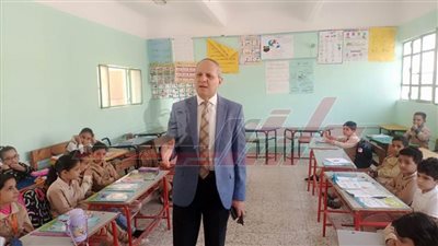 وكيل تعليم كفر الشيخ يتفقد الفصول ويشرح للطلاب    