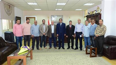 رئيس جامعة سوهاج يعقد اجتماعاً لمتابعة الموقف التنفيذي للمشروعات الجاري تنفيذها بالمقر الجديد