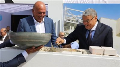 محافظ المنيا يضع حجر الأساس لمحطة طاقة شمسية لتصنيع الكربونات والكيماويات بالمنطقة الصناعية