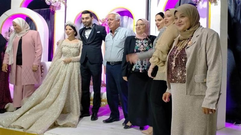 العروسين وسط الأهل
