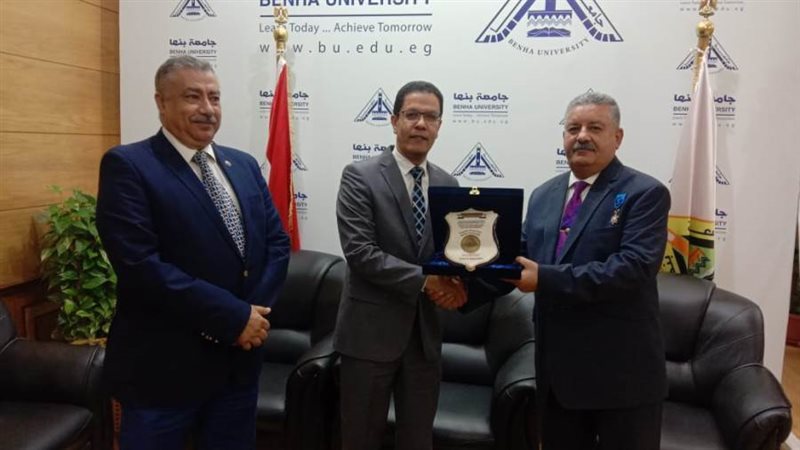 إهداء درع الجامعة