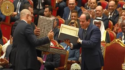 اتحاد الصناعات يهدي الرئيس السيسي 