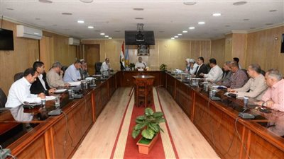 محافظ أسيوط يشدد على رصد التعديات على الأراضى الزراعية واملاك الدولة وإزالة المخالفات 