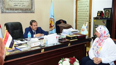 رئيس جامعة سوهاج يناقش خطة الاستدامة للمركز الجامعي للتطوير المهني