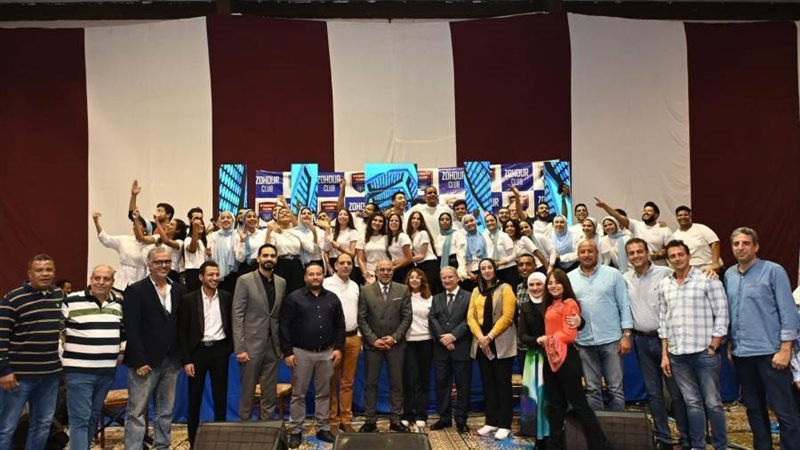 الزهور يكرم أبنائه