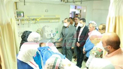 محافظ كفر الشيخ يطمئن على مصابي حادثين ويوجه بتقديم الخدمات الطبية لهم