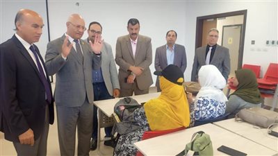 رئيس جامعة بنها يتابع الدراسة ويلتقى طلاب الجامعة الأهلية بالعبور