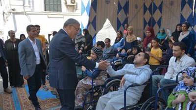 تسليم 124 كرسي متحركًا لذوي الهمم بالمنيا 