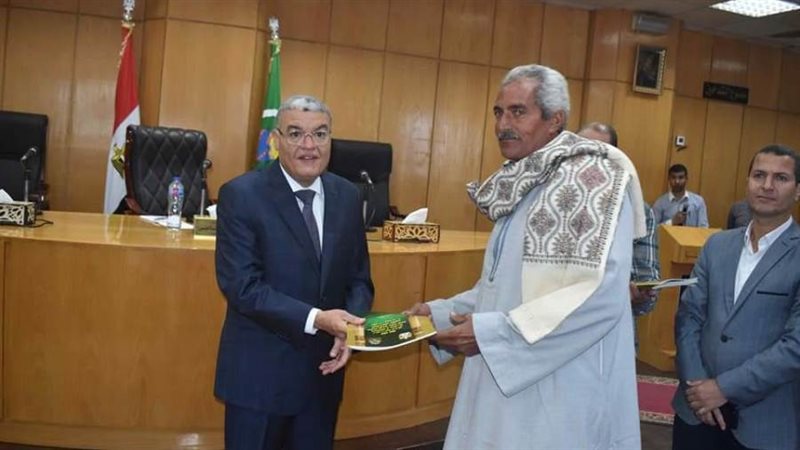 محافظ المنيا يسلم