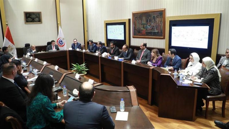 وزير الصحة مع رجال