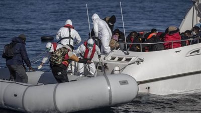    السلطات اليونانية تبدأ عملية بحث وإنقاذ لعشرات المهاجرين عقب غرق قاربهم