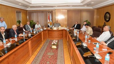 محافظ أسيوط يجتمع برؤساء الأجهزة التنفيذية لضبط الأسواق ومواجهة ارتفاع الأسعار واحتكار السلع