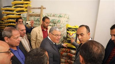 محافظ المنيا يضبط مخزنين بهما كميات من الأرز والسكر ويوجه ببيعها للمواطنين من خلال المنافذ بأسعار مخفضة