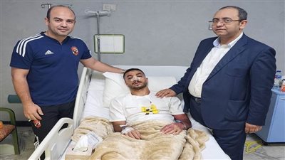 طبيب الأهلي يطمئن على اللاعب محمد عبدالمنعم بعد جراحة الأنف