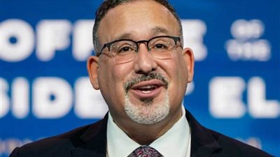 إصابة وزير التعليم الأمريكي بفيروس 