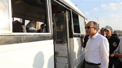 نائب محافظ المنيا يستقل إحدى سيارات الأجرة للتحقق من شكوى المواطنين.. (صور)