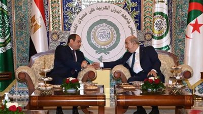 الرئيس السيسي يلتقي الرئيس الجزائرى على هامش مشاركته في القمة العربية بالجزائر