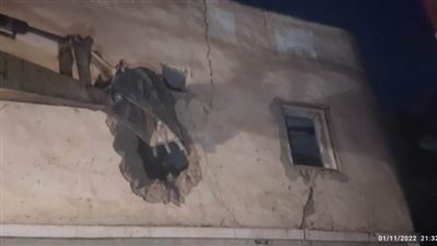 الوحدة المحلية لمركز الخارجة تنفذ قرار إزالة لمنزل آيل للسقوط 