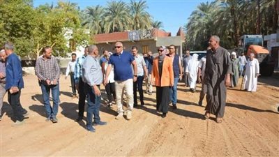 محافظ الوادي الجديد يتابع إنشاء ورفع كفاءة الطرق الداخلية وسير العمل بمجمع المصالح الحكومية