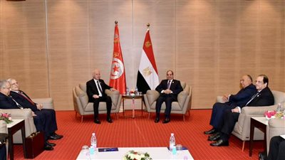 الرئيس السيسي يلتقي الرئيس التونسي على هامش مشاركته في القمة العربية بالجزائر