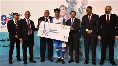 الطالب محمد عاطف بجامعة أسيوط يفوز بجائزة أفضل لاعب دوري مراكز الشباب