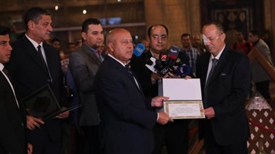 وزير النقل يكرم قائد قطار طنطا الذي أصيب في عينه بعد قذفه بالحجارة واستكمل رحلته