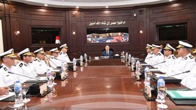 وزير الداخلية يجتمع بمساعديه وقيادات الوزارة عبر 