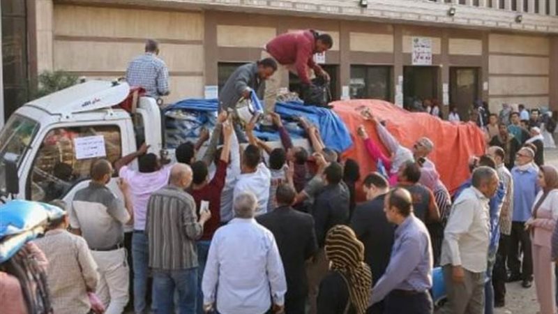 تزاحم المواطنين لشراء