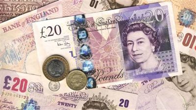 الإسترليني يرتفع مقابل الدولار وينخفض مقابل اليورو