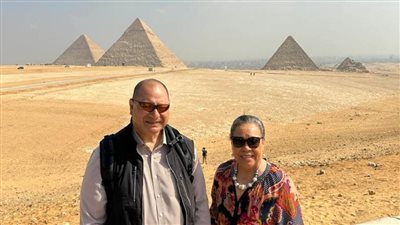 ملك تونجا يزور أهرامات الجيزة