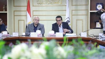  وزير الصحة ومحافظ بني سويف يناقشان خطة زيادة أسرة الرعاية المركزة والحضانات