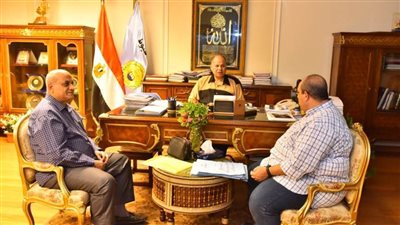 محافظ أسيوط يبحث الموقف التنفيذى لإنشاء الأسواق والمواقف النموذجية بقرى حياة كريمة