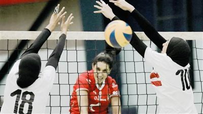 قمة سيدات الطائرة بدون جمهور