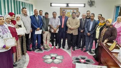 وكيل التعليم بالوادي الجديد يكرم فريق القوافل التعليمية لدعم طلاب قرى الأربعين بباريس