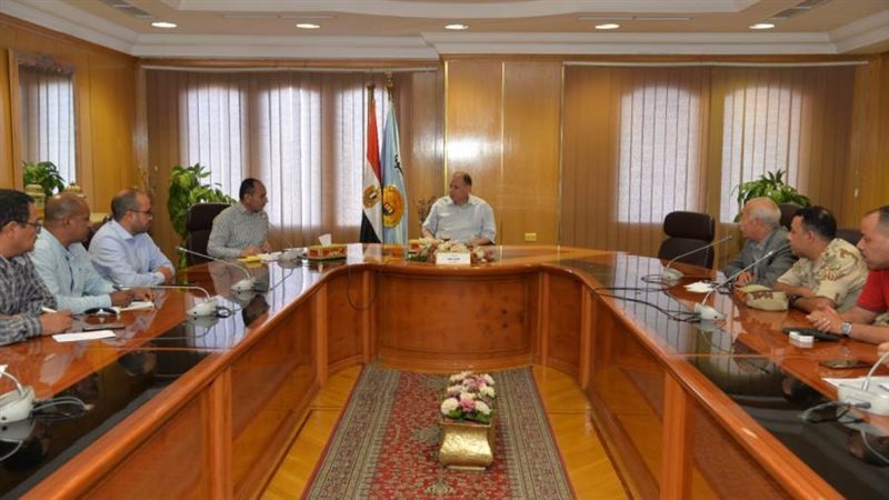 محافظ أسيوط يناقش