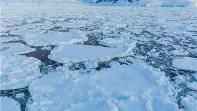 خبراء: ارتفاع الحرارة يؤدي إلى ذوبان البحيرات الثلجية التي يرتادها عشاق التزلج