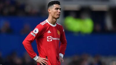 دايلي ستار: الجماهير تطالب رونالدو بالاعتزال مثل بيكيه واحترام مسيرته