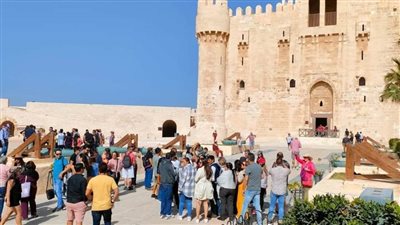  قلعة قايتباي بالإسكندرية تستقبل أعدادًا كبيرة من الأفواج السياحية 