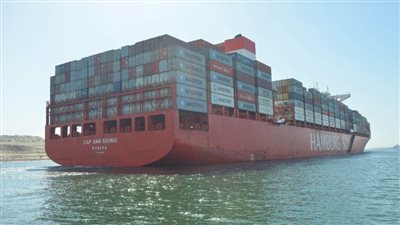 الفريق أسامة ربيع: قناة السويس تشهد عبور 94 سفينة 